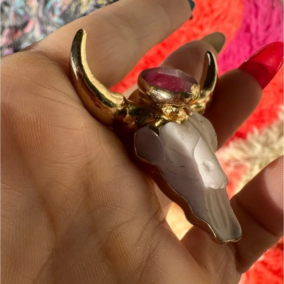 Chrome gold with a red gemstone bull skull pendant - Picture 7 of 8